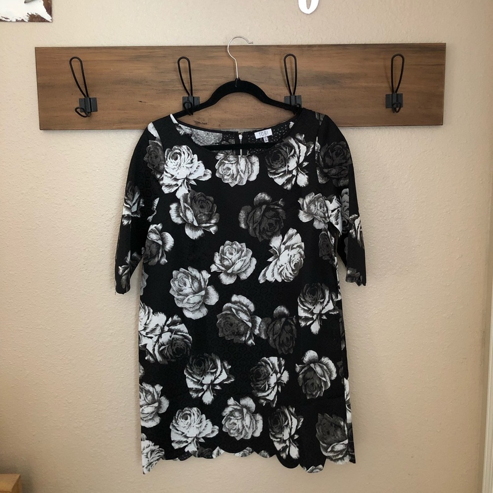 TOBI Scalloped Shift Dress - Black & White Floral